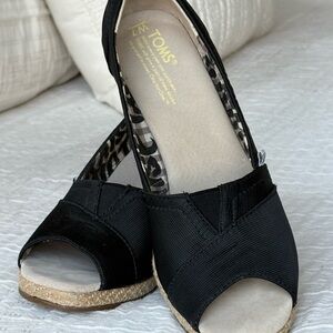 TOMS Black Cork Espadrille Peep Toe Shoes 7 excellent condition